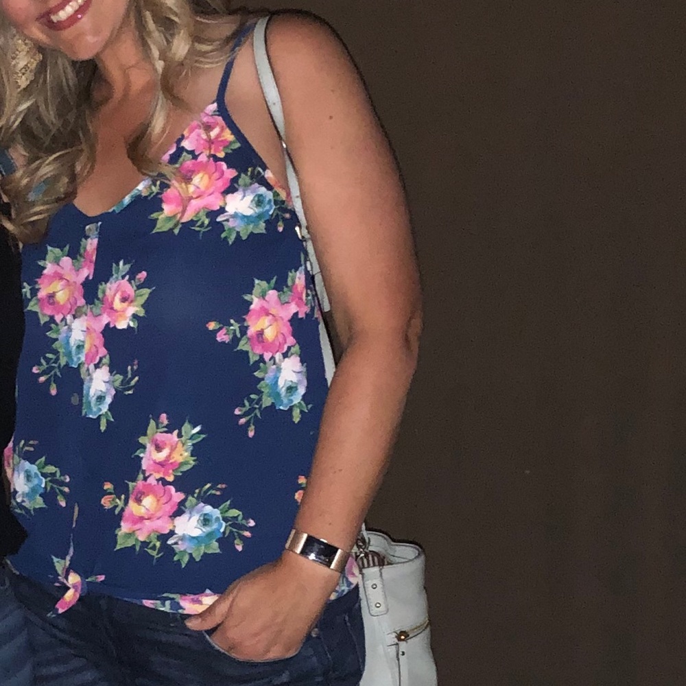 ❗️Last 1 L (runs big)Flirty blue floral flirty top - Picture 2 of 4